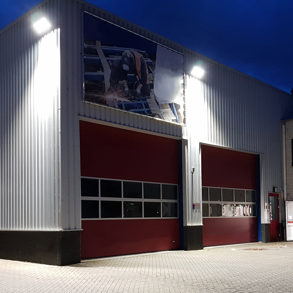 Naświetlacz LED 100W na elewacji hali produkcyjnej